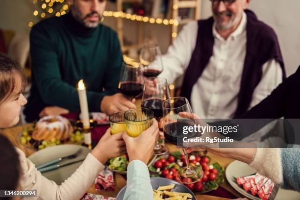 family new year's toast - 39 year old stockfoto's en -beelden