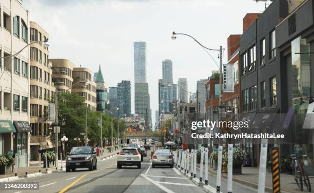 torontos rosedale-viertel im sommer - yonge street stock-fotos und bilder