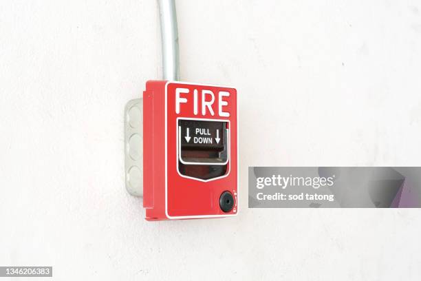 fire alarm switch on the factory wall. - spoil system 個照片及圖片檔