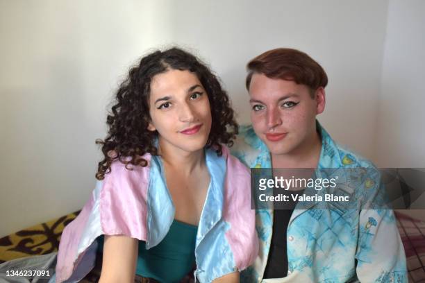 trans flagge porträt - soziale gerechtigkeit stock-fotos und bilder