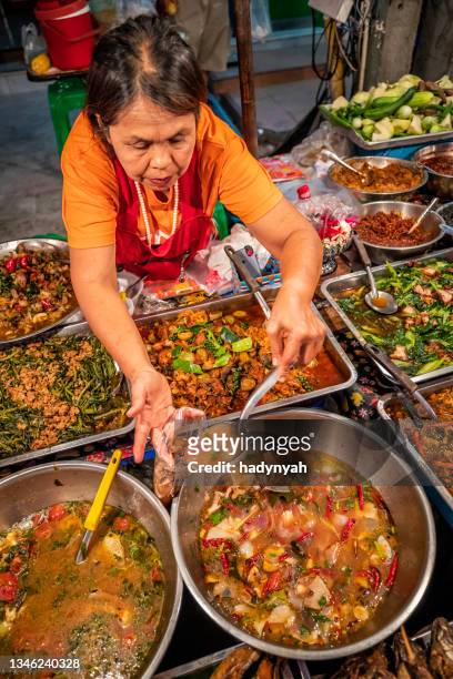 thai street food seller at the night market in chiang mai, thailand - chiang mai province stock pictures, royalty-free photos & images