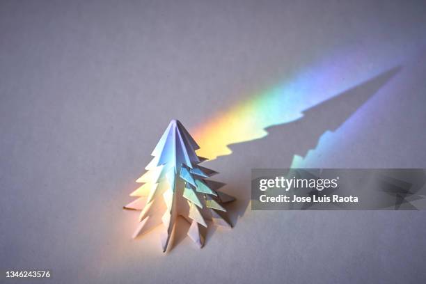 white origami christmas tree greeting card. merry christmas and new year card. paper art style. copy space. - christmas origami fotografías e imágenes de stock