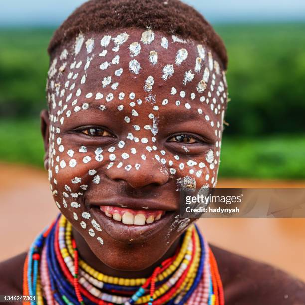 portrait of young girl from karo tribe, ethiopia, africa - african tribal face painting 個照片及圖片檔