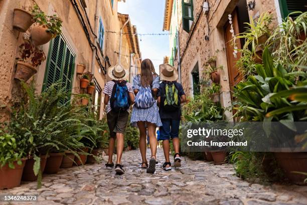 mehrgenerationen-familien-sightseeing schöne stadt valldemossa, mallorca, spanien - insel mallorca stock-fotos und bilder