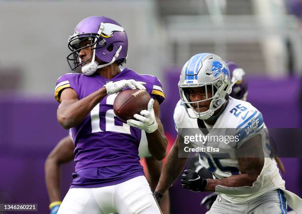 Dede Westbrook of the Minnesota Vikings makes the catch as Will Harris of the Detroit Lions defends in the second half at U.S. Bank Stadium on...