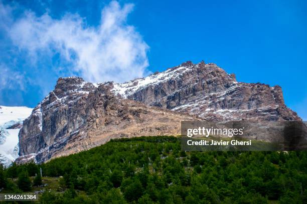 montañas nevadas. parque nacional torres del paine, patagonia chilena. - montañas nevadas stock pictures, royalty-free photos & images