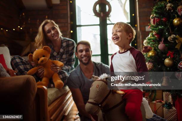 ils sont plus heureux quand il est heureux - décembre photos et images de collection
