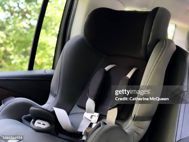 empty child car safety restraint seat - autositz stock-fotos und bilder