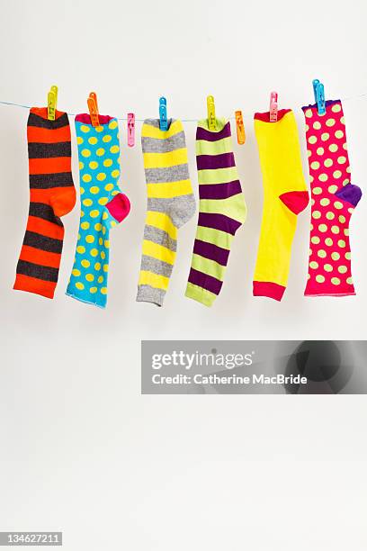 colorful socks on washing line - descalço - fotografias e filmes do acervo