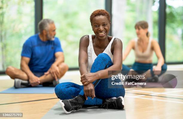 yoga class attendees get to know each other - ymca stock pictures, royalty-free photos & images