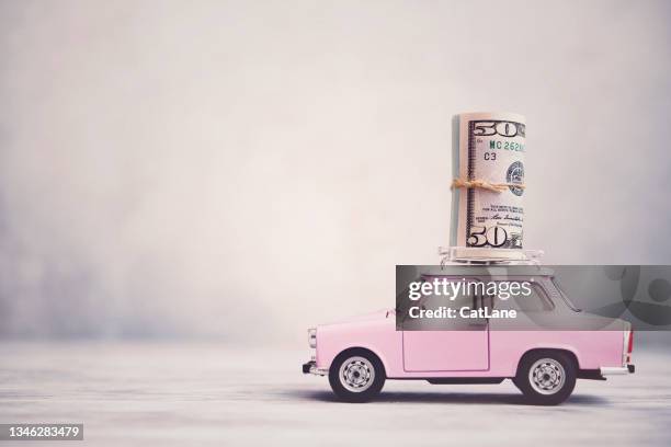 niedlicher rosa oldtimer mit geldrolle auf dachträger - 50 dollar bill stock-fotos und bilder