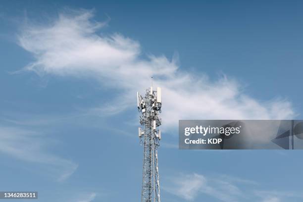 communication antenna tower of 5g network connection against blue sky background. - communications tower 個照片及圖片檔