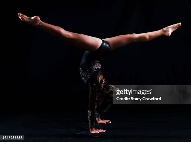 young gymnast back walkover - artistic gymnastics stockfoto's en -beelden
