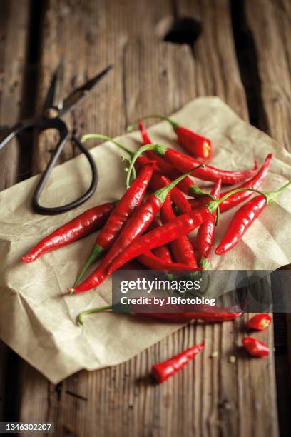 peperoncino cayenna su tavolo - tavolo 個照片及�圖片檔