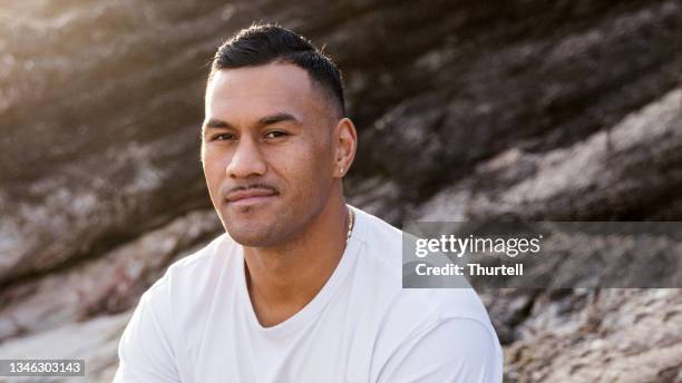 outdoor portrait of polynesian man - polynesische etniciteit stockfoto's en -beelden