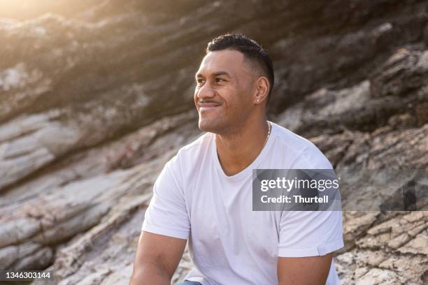 outdoor portrait of polynesian man - polynesische etniciteit stockfoto's en -beelden