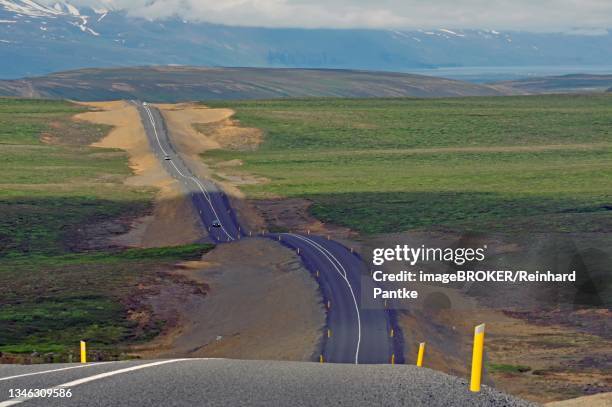 road winds over barren mountains, up and down, vastness, myvatn, northern iceland, iceland - rutting stock-fotos und bilder