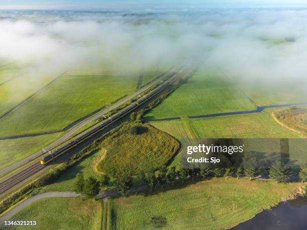 treno delle ferrovie olandesi ns che attraversa la campagna vista dall'alto - train tracks and nature foto e immagini stock