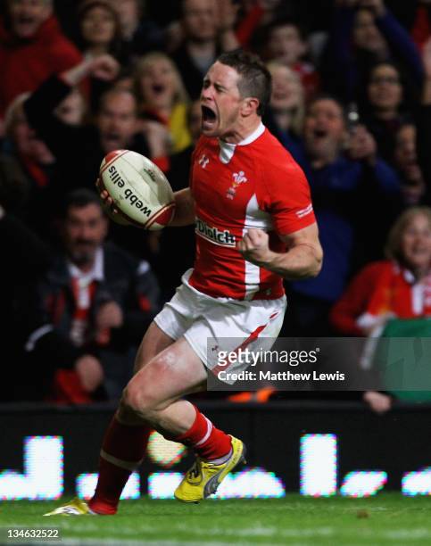 Shane Williams of Wales celebrates scoring a try during the Test match between Wales and the Australian Wallabies at Millennium Stadium on December...