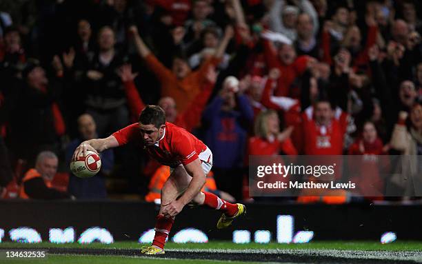 Shane Williams of Wales scores a try during the Test match between Wales and the Australian Wallabies at Millennium Stadium on December 3, 2011 in...