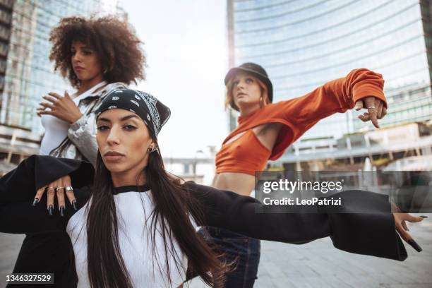 都会のダンスライフスタイル、ダウンタウンでラップミュージックと踊る若いパフォーマーのグループ - rap ストックフォトと画像