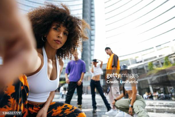 街の通りで演奏する若い男女のダンスグループ - hiphop ストックフォトと画像