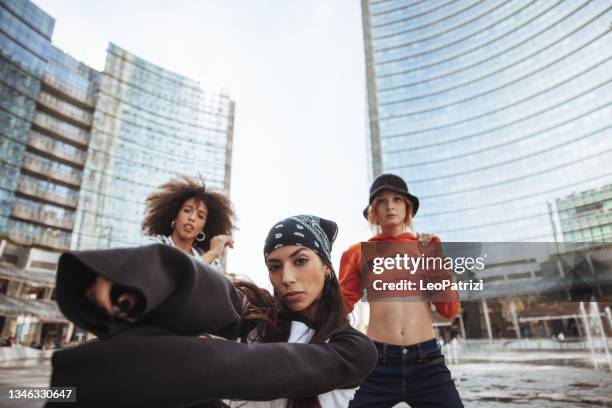 urban dancing lifestyle, group of young performers dancing with rap music in downtown - woman rap stock pictures, royalty-free photos & images