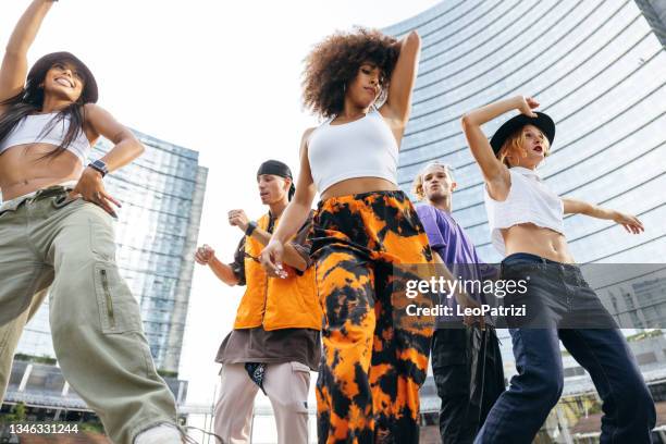 estilo de vida de baile urbano, grupo de jóvenes intérpretes bailando con música rap en el centro de la ciudad - hip hop dance fotografías e imágenes de stock