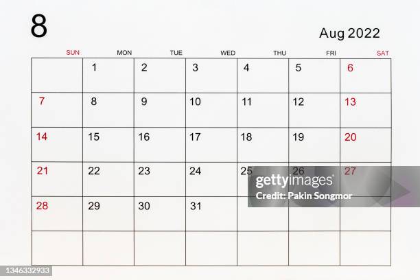 close up calendar desk 2022 on august month. - 1 august photos et images de collection