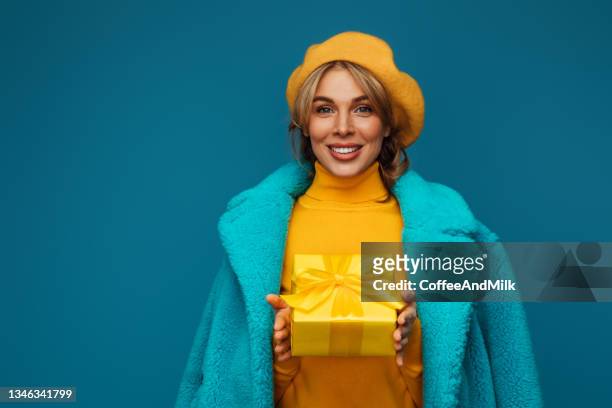 mädchen mit geschenk-box - cosmetic sales woman stock-fotos und bilder
