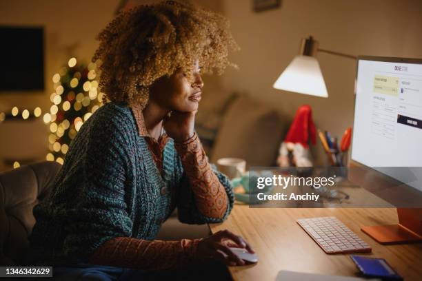 オンライン購入のための彼女の情報を自動的に記入する女性 - christmas shopping ストックフォトと画像