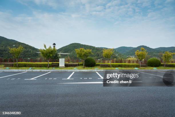 parking lot in the mountain - car park fotografías e imágenes de stock