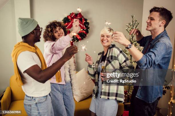 gruppe von studenten, die sprinkler anzünden und für die neujahrsparty tanzen - 18 23 monate stock-fotos und bilder