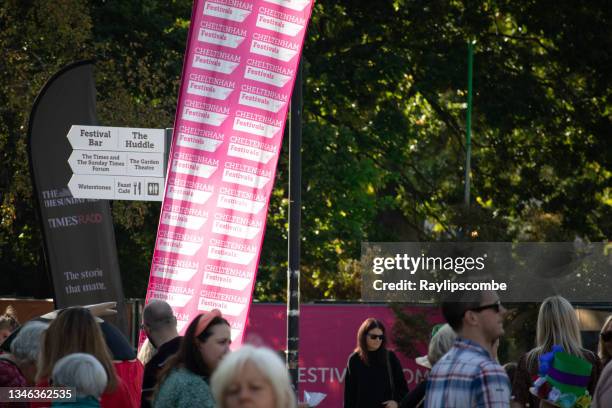 besucher spazieren durch das weltberühmte cheltenham literature festival, das in der gegend von montpelier in cheltenham stattfindet. 9. oktober 2021 - literature festival stock-fotos und bilder