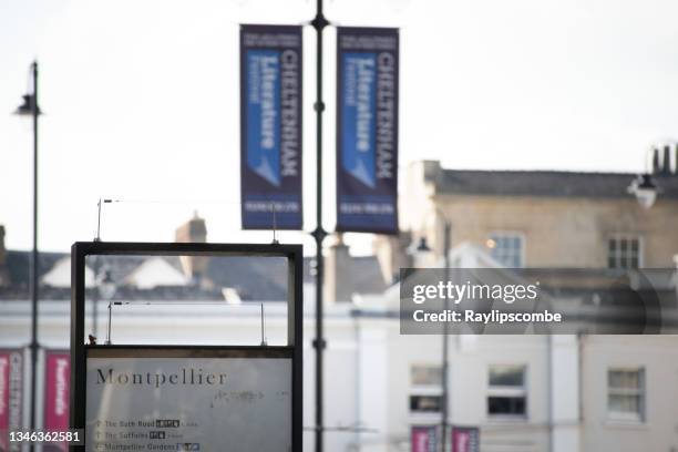 schilder und banner, die an straßenlaternen hängen, werben für das weltberühmte cheltenham literature festival, das in der gegend von montpelier in cheltenham stattfindet. 9. oktober 2021 - literature festival stock-fotos und bilder