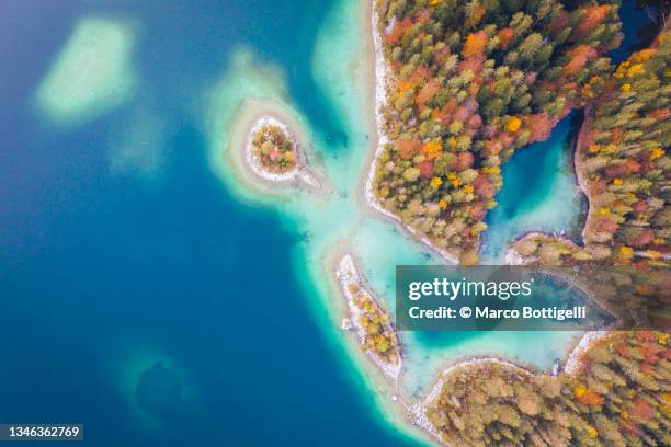 turquoise colored lake in autumn - natural landmark stock-fotos und bilder