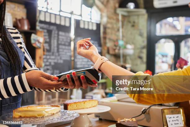 wireless payment in cafe. - montre connectée photos et images de collection