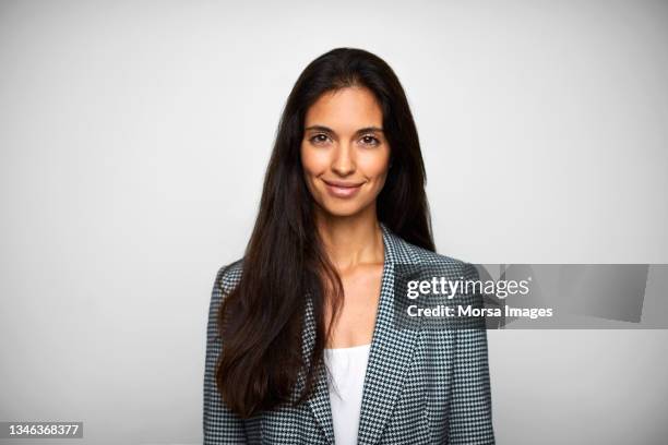 portrait of confident young businesswoman - jeune femme fond blanc photos et images de collection