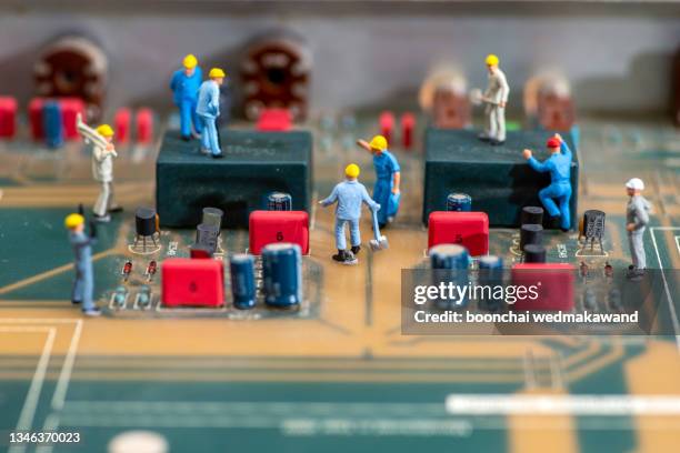 miniature electronic technician - elektrischer widerstand stock-fotos und bilder