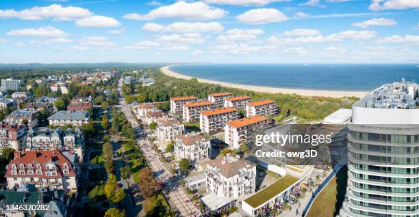vacances en pologne - une vue sur la station thermale de swinoujscie - swinoujscie photos et images de collection