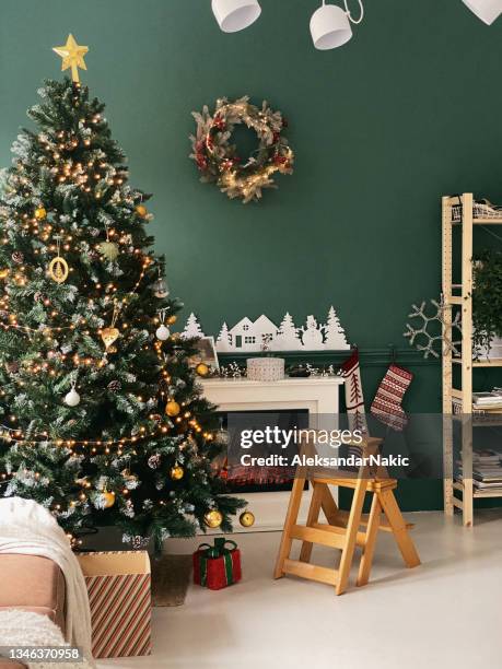 weihnachtswohnzimmer dekor - christmas tree home stock-fotos und bilder