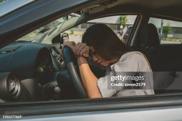 gestresste fahrerin sitzt in ihrem auto - man driving anxiously stock-fotos und bilder