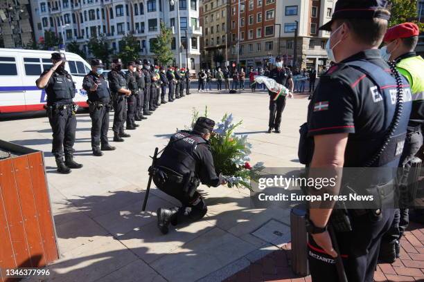 Ertzainas lay bouquets of flowers during a tribute to Txema Aguirre, on 13 October, 2021 in Bilbao, Euskadi, Spain. The colleagues of the Bilbao...