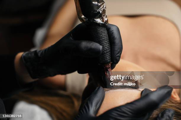 permanent make-up behandlung - augenbraue stock-fotos und bilder