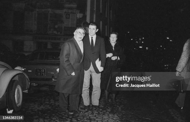 Jean-Paul Sartre et Simone de Beauvoir participent aux "6 heures pour le Vietnam" à la Mutualité à Paris, en opposition à la guerre américaine.