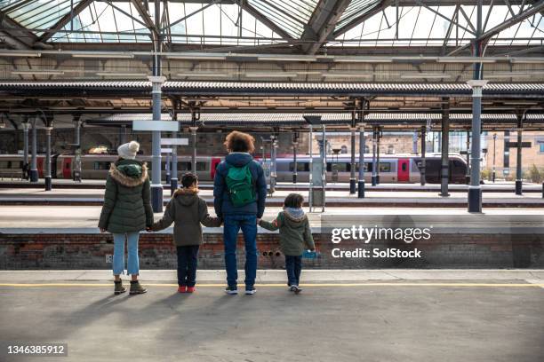 aspettando il nostro treno sulla piattaforma - binario di stazione ferroviaria foto e immagini stock