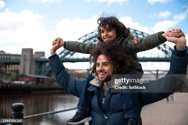 this is so much fun dad - uk city stockfoto's en -beelden