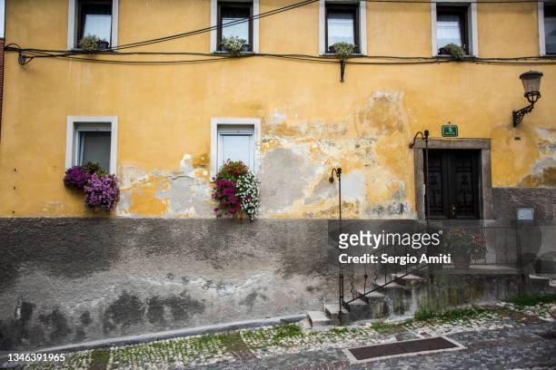 house with yellow paint peeling off in ljubljana - verfall stock-fotos und bilder
