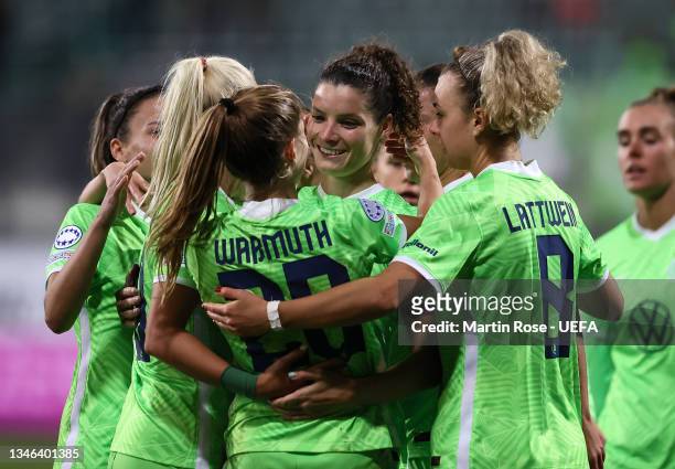 Dominique Janssen of Wolfsburg celebrates with team mates during the UEFA Women's Champions League group A match between VfL Wolfsburg and Servette...