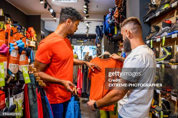 outdoor-shop - sportgeschäft stock-fotos und bilder